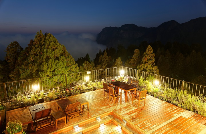 阿里山賓館的空中花園，能欣賞山中夜景。（©Shutterstock）