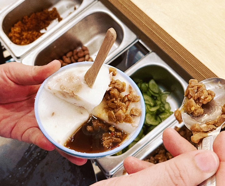 在來的招牌碗粿搭配炒蘿蔔乾與蒜汁、鋪滿花生與旗魚鬆的米糕，滋味古樸實在。（©劉馨柔/Zai Lai）