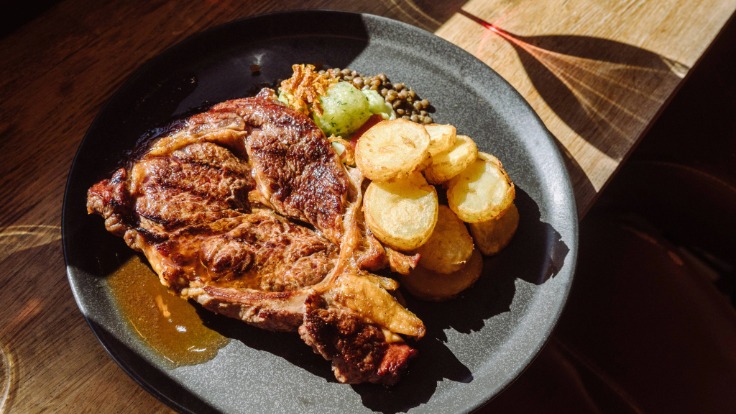 On retrouve d'excellentes viandes maturées comme cette Simmental © Nathalia Guimarães