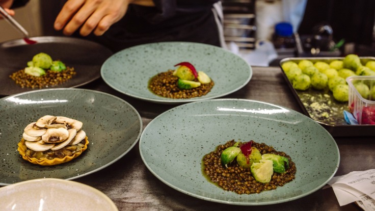 Sur le passe, des assiettes généreuses et précises autour des produits de saison © Nathalia Guimarães