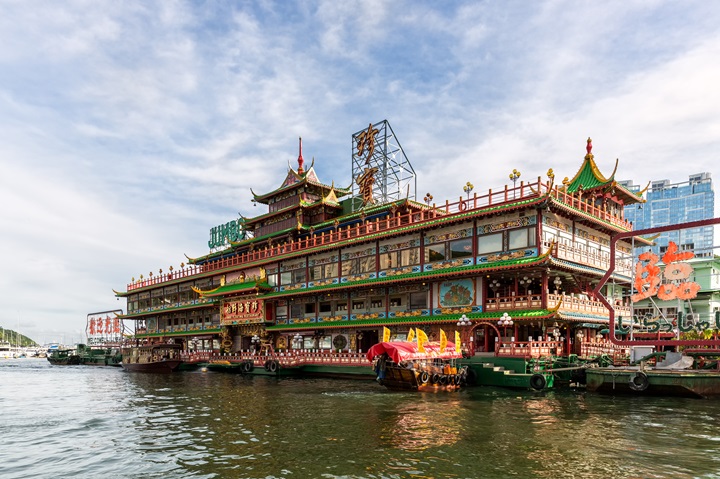 水上餐廳如「珍寶海鮮坊」等將避風塘炒蟹進一步精緻化。（©Shutterstock）