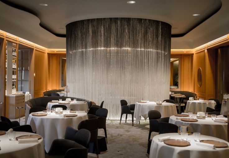 The dining room, with a more modern elegance than the surrounding hotel. © Pierre Monetta