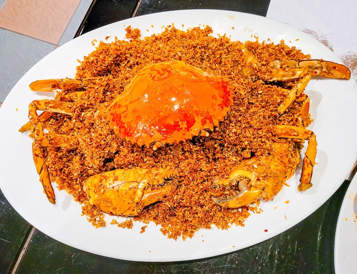 避風塘興記的避風塘炒蟹堅持傳統炒法，用豆豉、蒜蓉、醬油和辣椒炒，蒜香濃郁。（©MICHELIN）