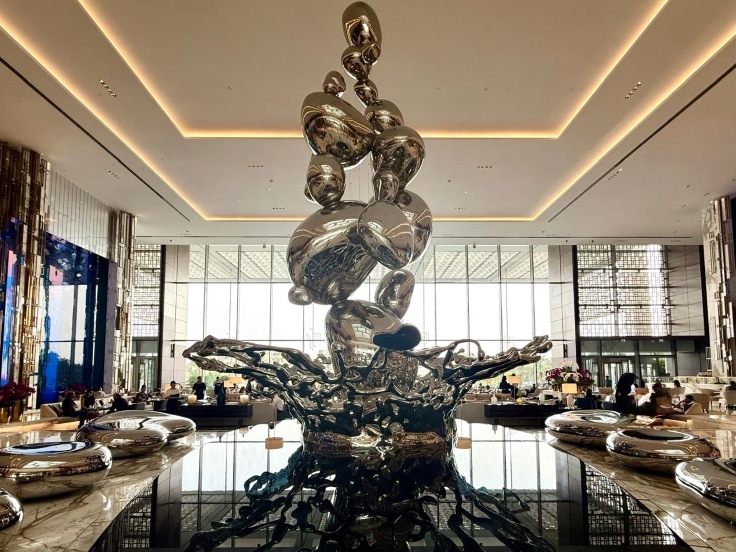 The hotel's lobby water droplet sculpture catches your eye as soon as you enter. Image credit: Kelly Sadek
