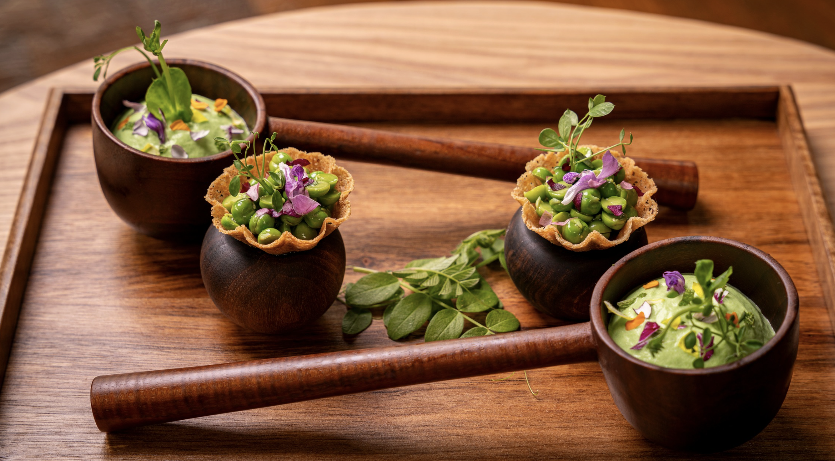 Le magnifique service en noyer de L'Auberge de Montmin © Natalia Khoroshaieva