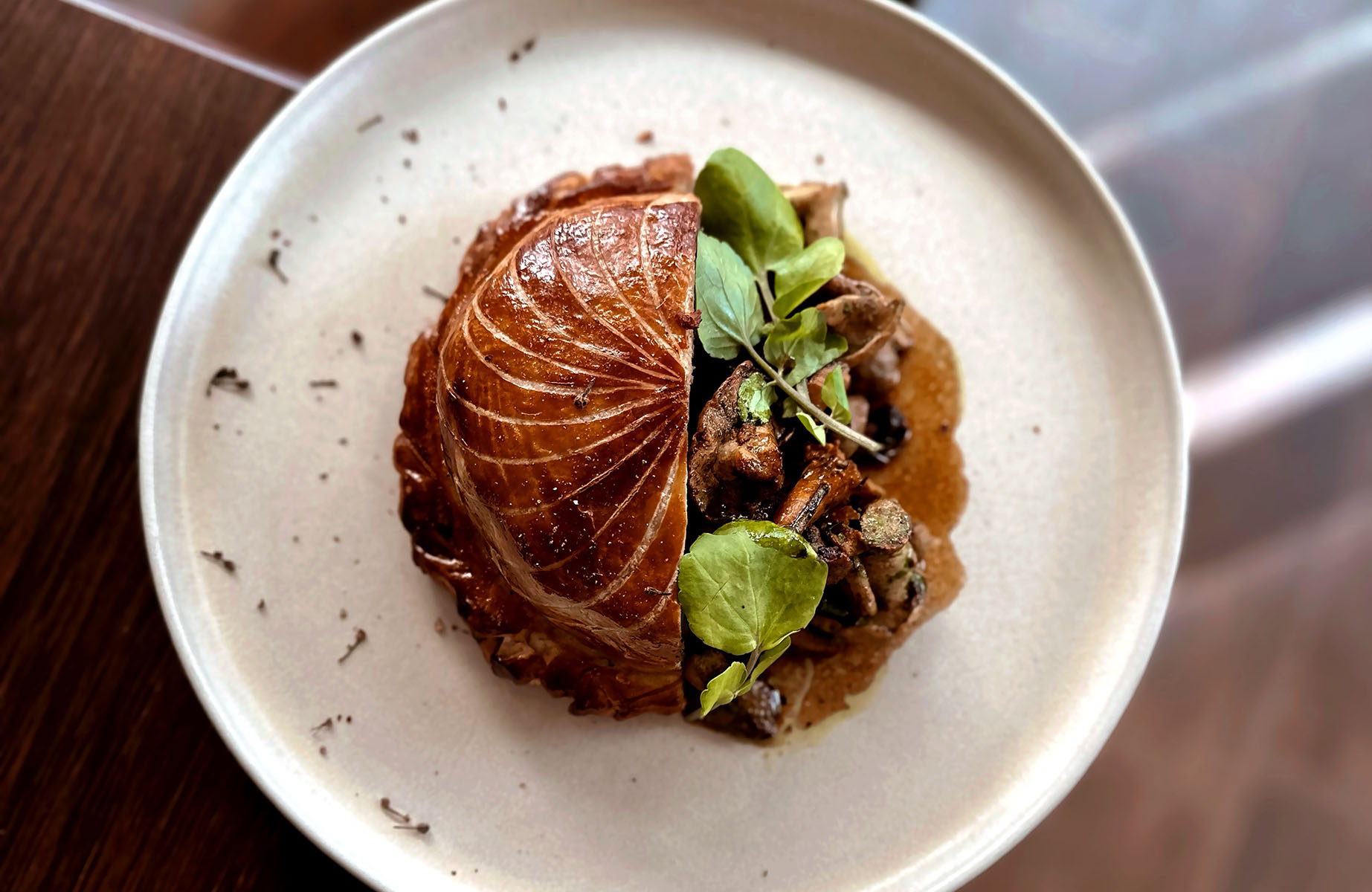 Bib Gourmand Rosette restaurant on the outskirts of Paris, serves seasonal traditional French cuisine in a beautifully contemporary setting. © Camille ALDON/Rosette