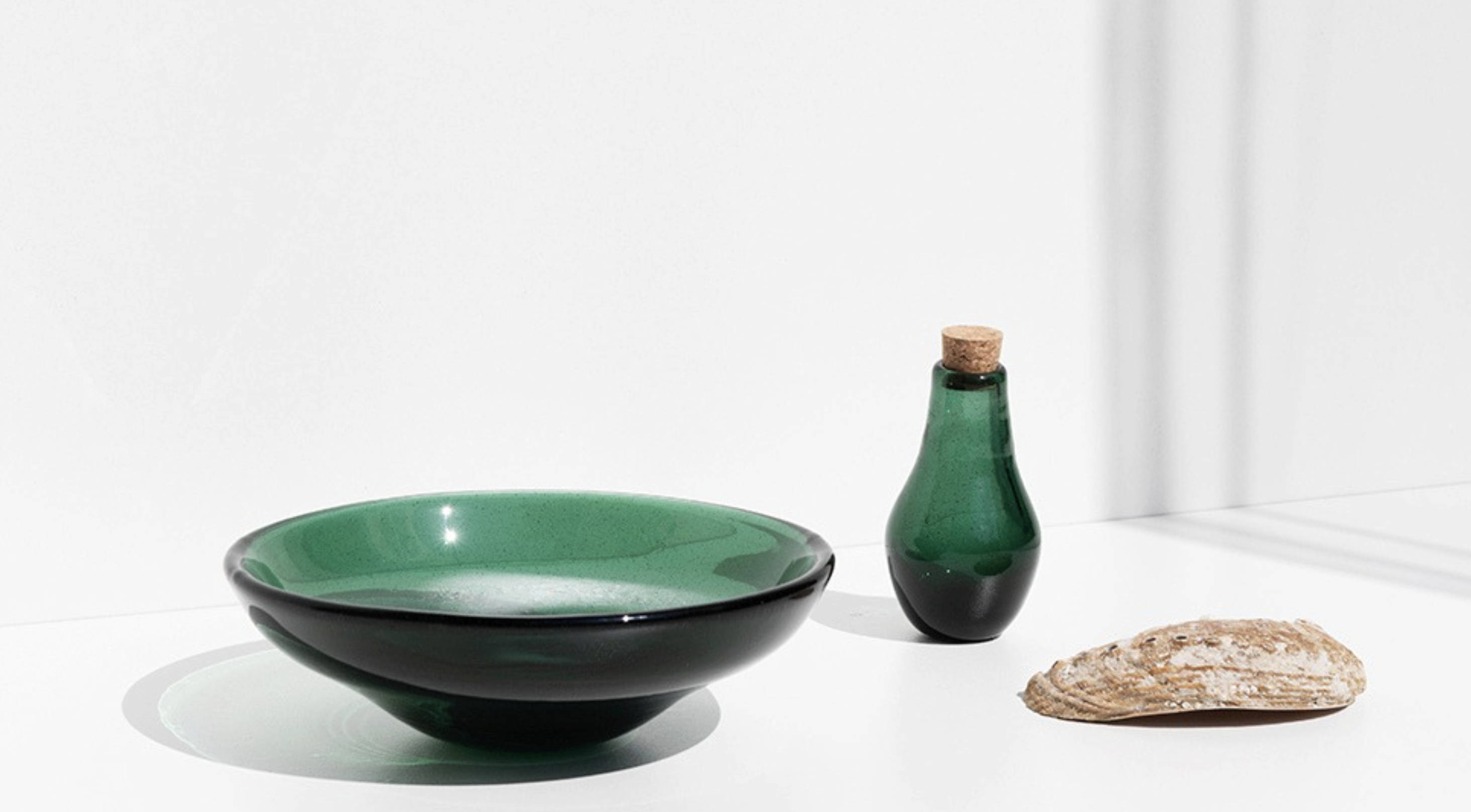 La fiole et l'assiette creuse imaginés en 2018 par Lucile Viaud pour Le Coquillage © Atelier Lucile Viaud