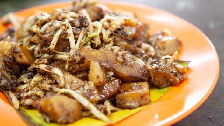 Char koay kak, a deeply loved stir-fried radish cake, exemplifies the wok hei–driven flavors of Malaysia’s beloved street food culture. (©Shutterstock)