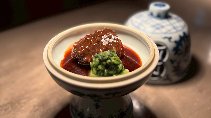 四川伝統料理「肝油海参（かんゆはいしぇん）」ナマコと豚レバーの伝統煮込み © Piao-Xiang