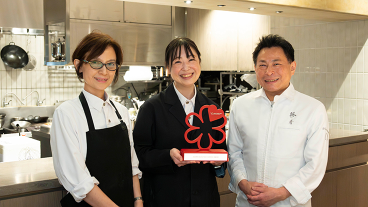 右から井桁シェフ、熊谷さん、スタッフの豊田さん © Hisashi Yoshino / The MICHELIN Guide