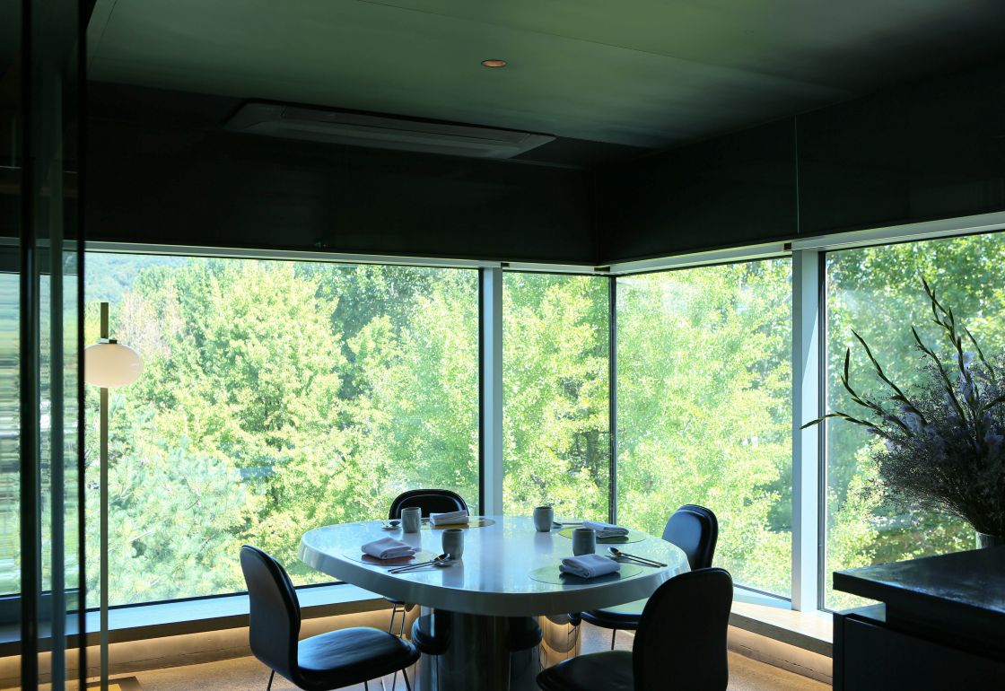A serene dining space at Onjium, where expansive windows frame the seasonal landscape of Gyeongbokgung Palace. ©Onjium