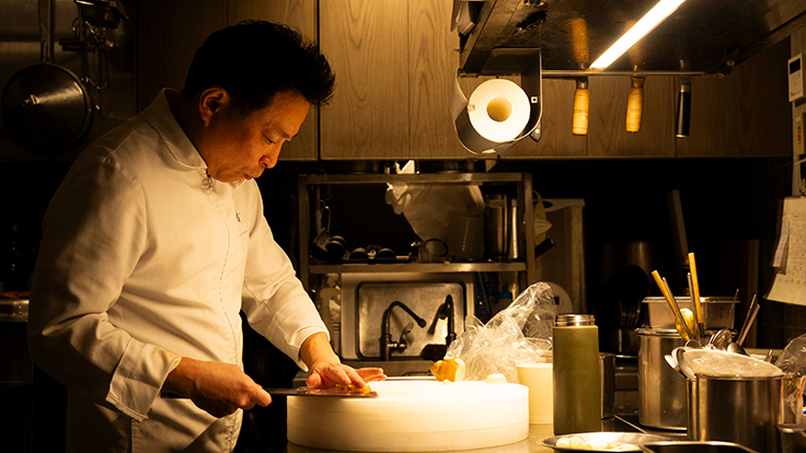 ディナーの準備をする井桁シェフ © Hisashi Yoshino / The MICHELIN Guide