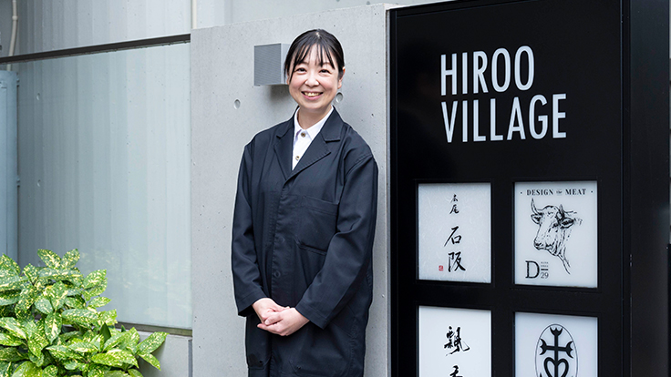 通りでお客様の到着を待つ熊谷さん © Hisashi Yoshino / The MICHELIN Guide