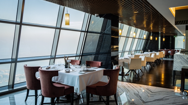 A table by the window in Ray's Grill offers breathtaking views of Abu Dhabi from the hotel's 63rd floor. © Delton Dias/Ray's Grill