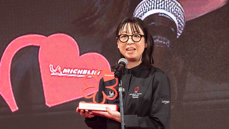 ミシュランガイドセレモニー東京2026で受賞の盾を手にスピーチをする熊谷さん © Hisashi Yoshino / The MICHELIN Guide