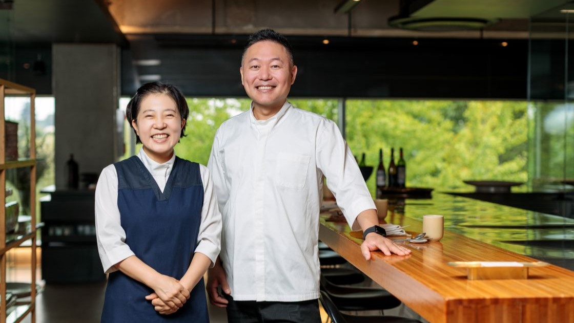 Chefs Cho Eun-hee, left, and Park Sung Bae ©Onjium