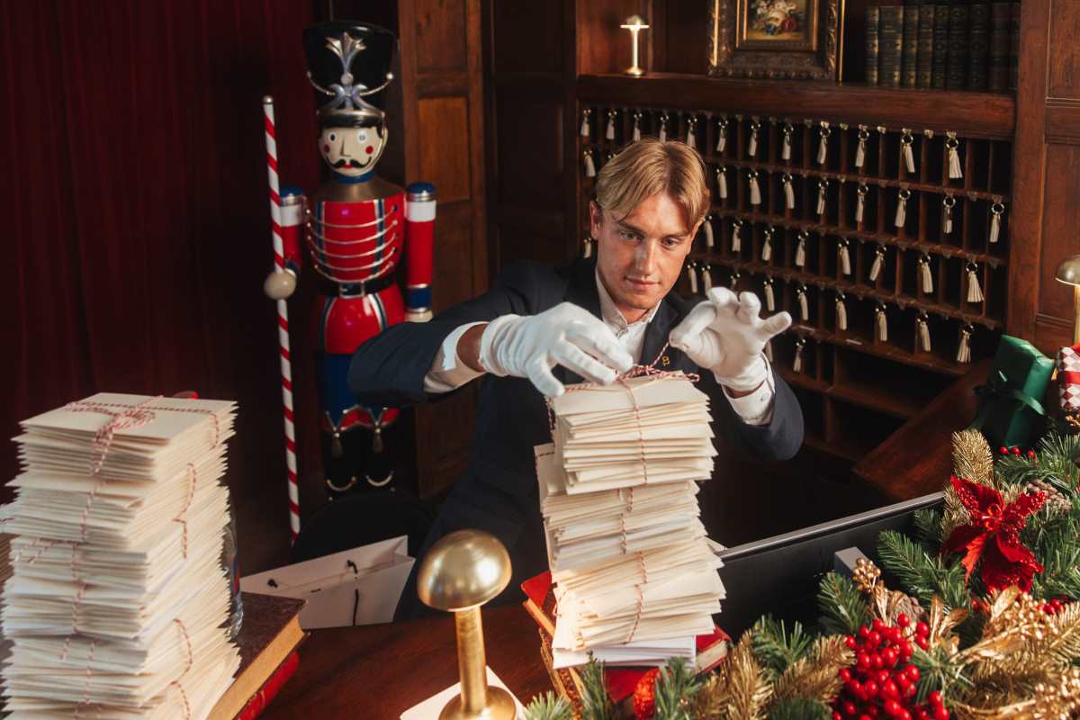 At Hôtel Barrière Fouquet’s Paris, young guests can send their letters to Santa at the Barrière Santa’s workshop. © Hôtel Barrière Fouquet’s Paris