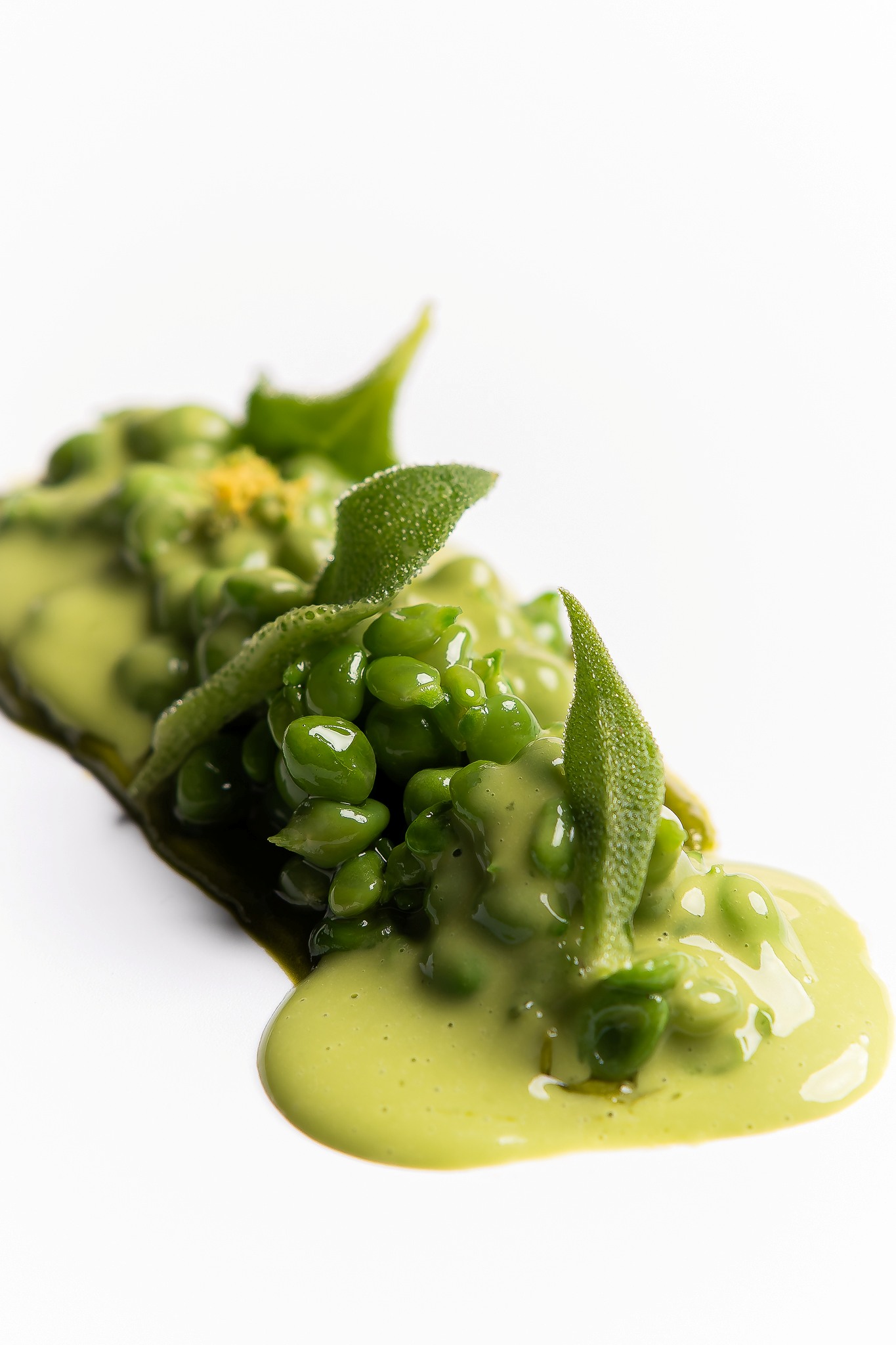 Guisantes-pistacho verde-ficoide glacial, uno de los platos de temporada de Mont Bar. © Mont Bar 