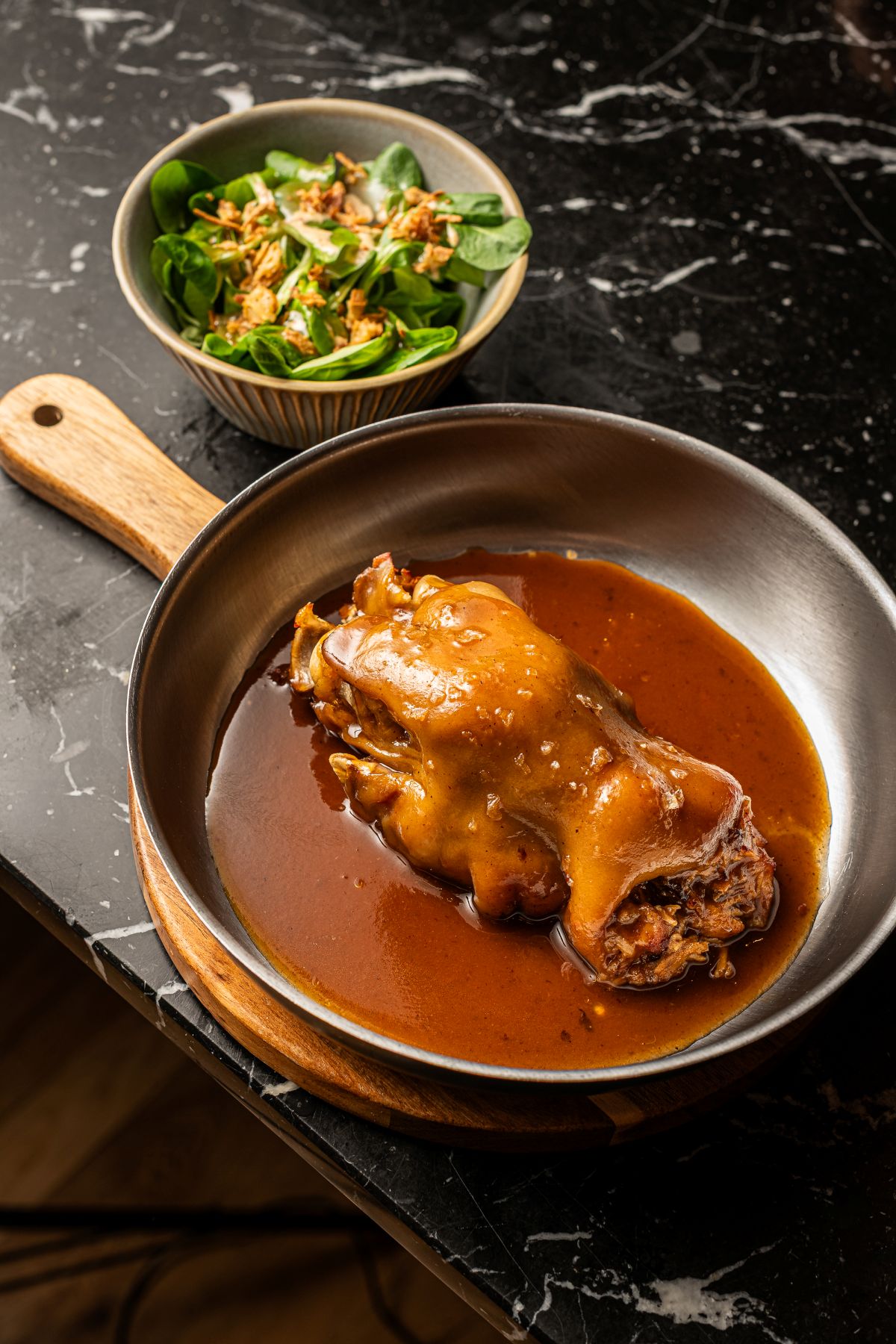 Manita de cerdo deshuesada, rellena de carrillera, papada y foie, con salsa de callos. © Peter Marconiph/La Barra de la Tasquería 