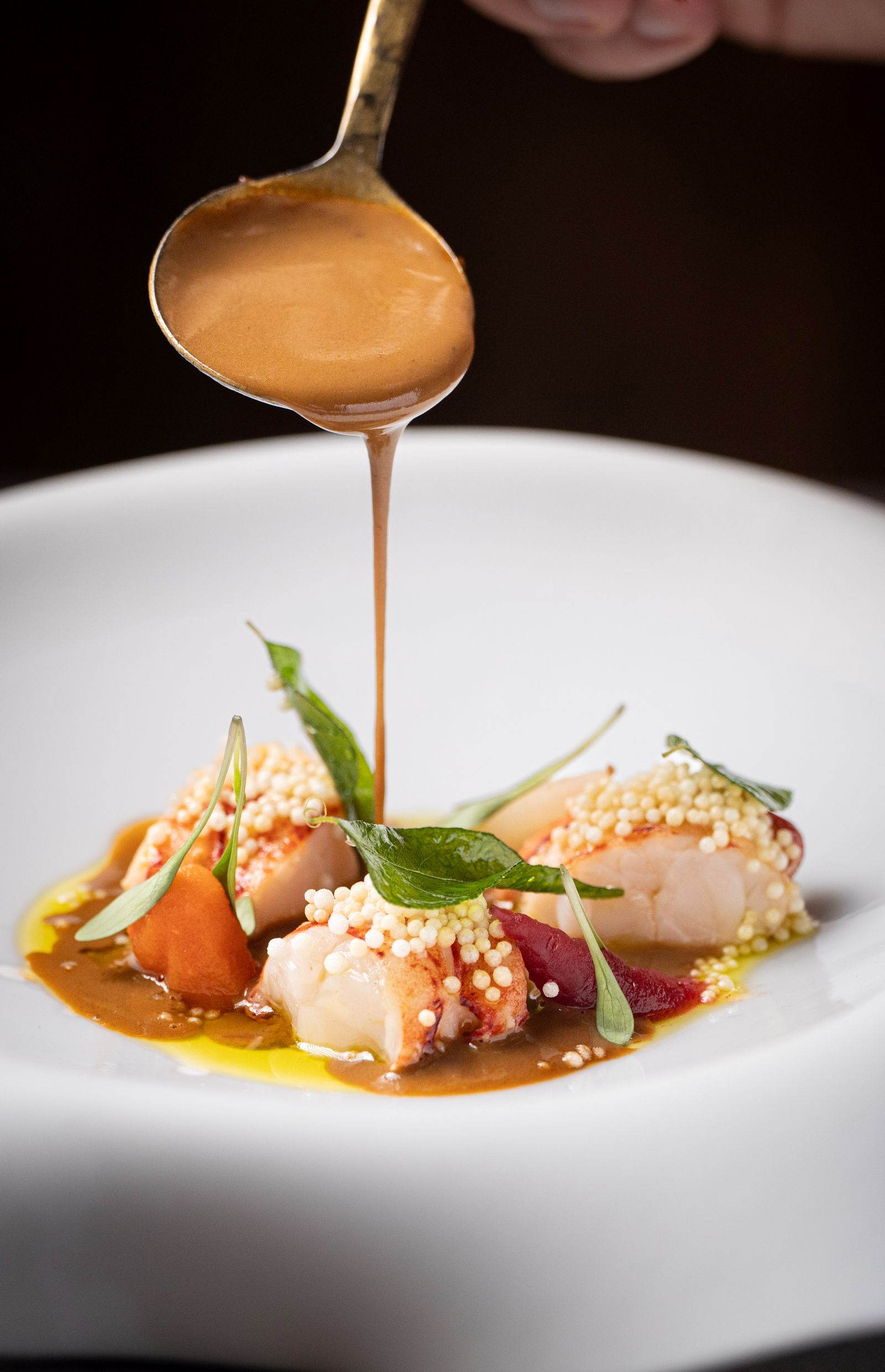 Bogavante macerado en aceite de fenogreco, curry de carabineros emulsionado con mango verde, verduras en vinagre de coco, especias, arroz crispi y hojas fritas del restaurante Regueiro. © EIRE COMUNICACIÓN/Regueiro 