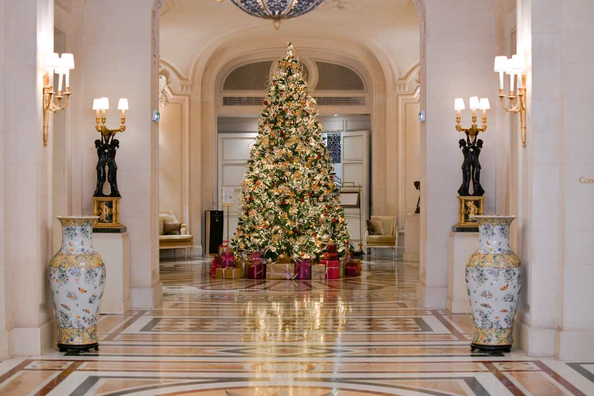 The Shangri-La Paris' marble hallway decorated with a festive tree. © janacallmej, mademoiselleemma_ 