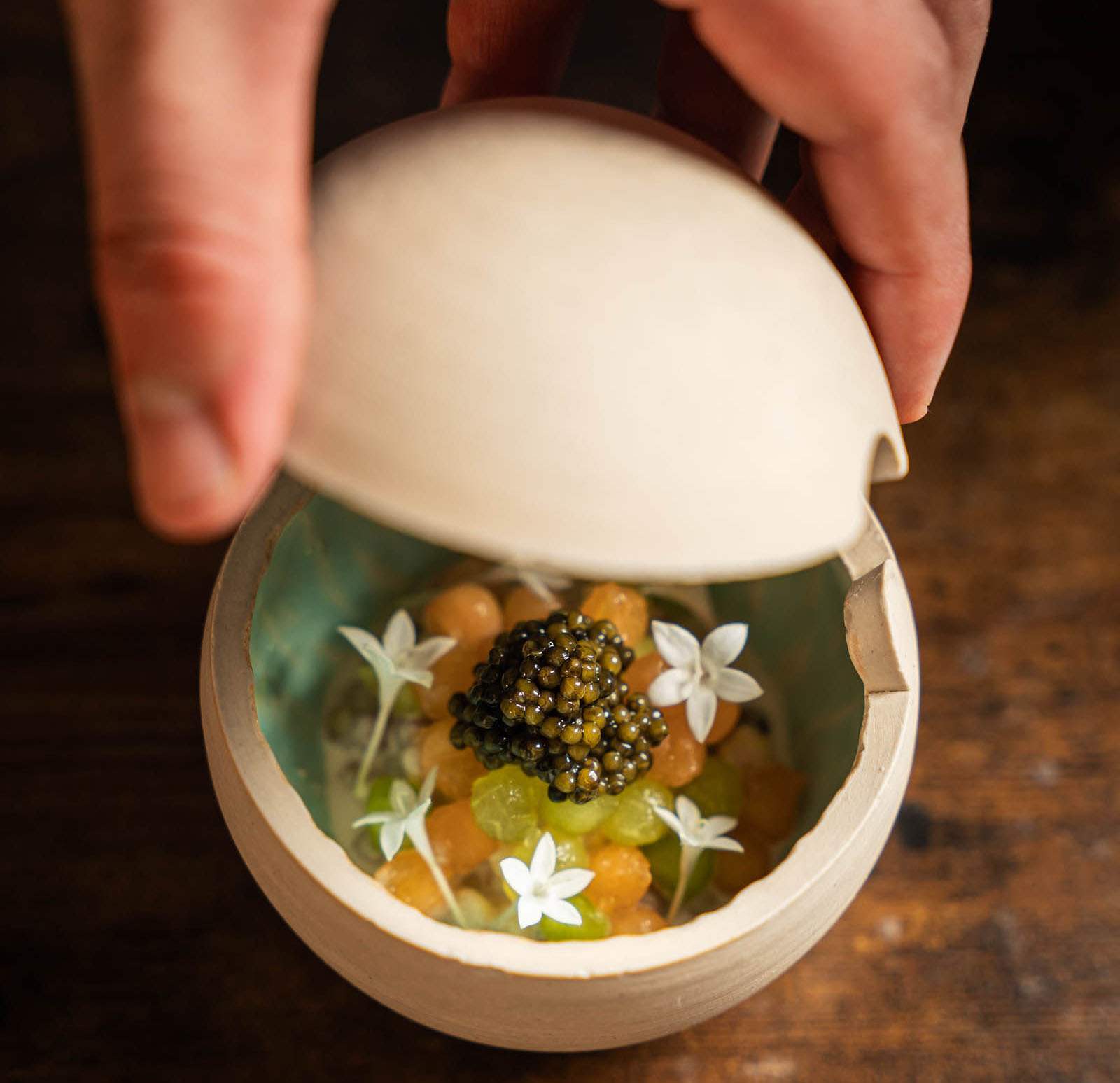 Dúo de melón Galia y cantaloupe con caviar osetra y médula de atún rojo, una de las propuestas del chef Sergio Tofé en el restaurante Èter de Madrid. © Jordi Domenech/Èter 