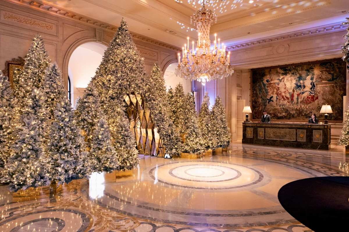 One of Jeff Leatham's previous dazzling displays of Christmas trees in the Four Seasons George V Hotel in Paris. © Four Seasons George V Hotel