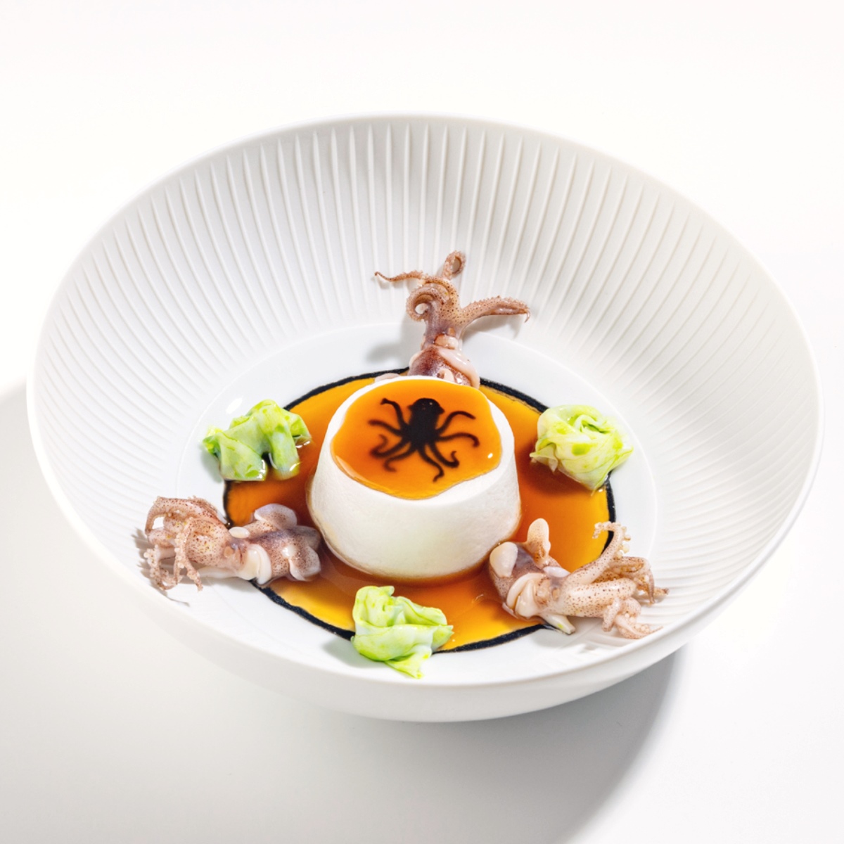 El sabroso y creativo plato Blanco sobre negro, del restaurante Quique Dacosta, con tres Estrellas MICHELIN en Dénia. © Quique Dacosta