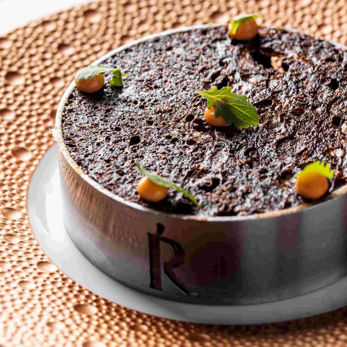 El delicioso Bogavante y kiskilla bajo una cubierta de arroz venere y sorbete de salpicón del restaurante con tres Estrellas MICHELIN Akelaŕe, Donostia-San Sebastián. © Akelaŕe 