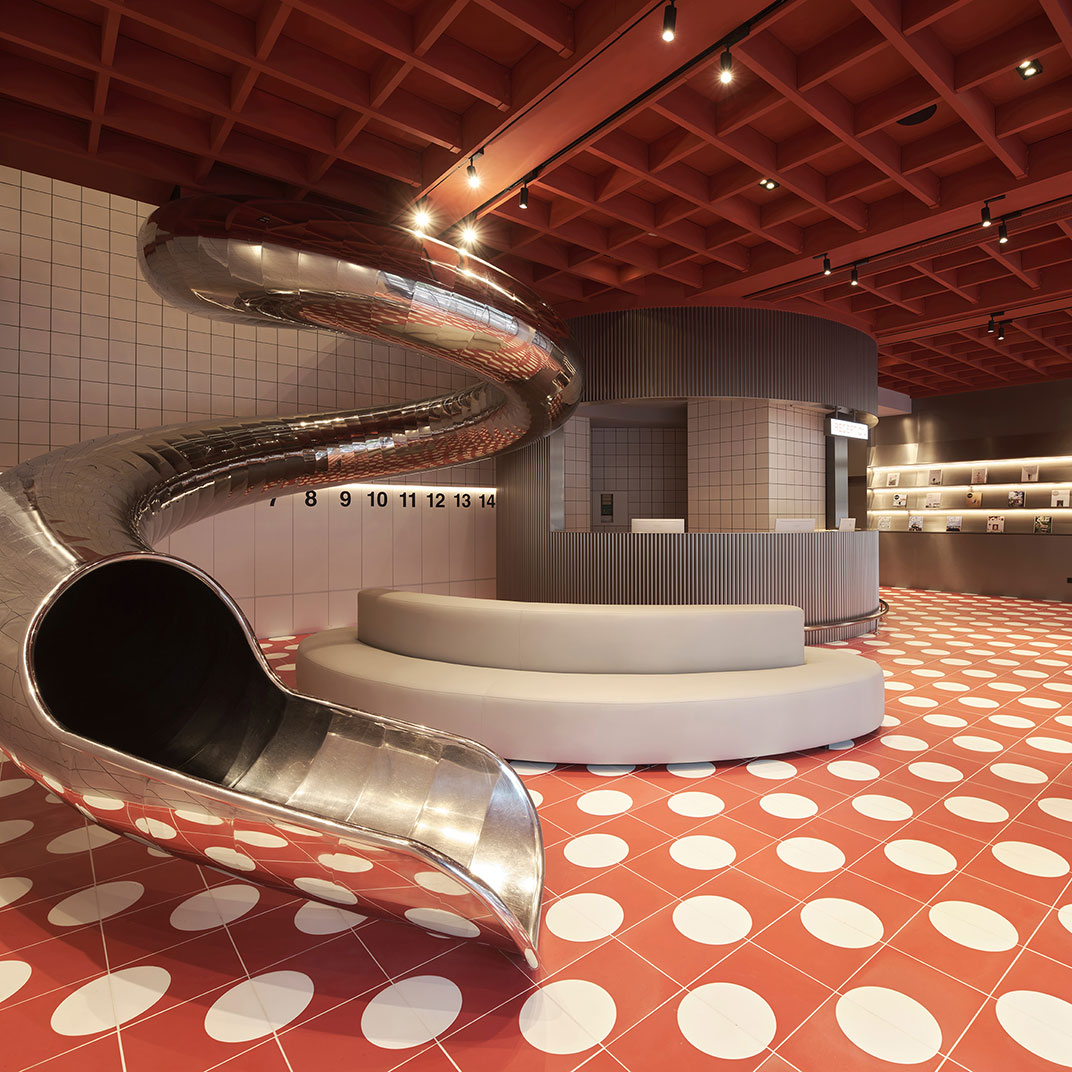 紅點文旅以巨型金屬溜滑梯與大膽鮮明的色彩設計為特色。（©紅點文旅）