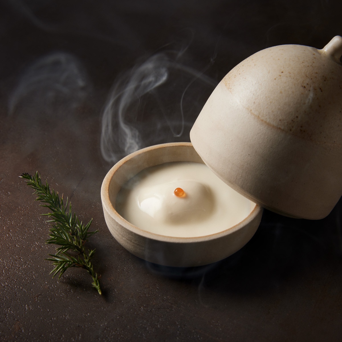 Yogur, trucha y enebro, uno de los platos de Bakea que ensalzan el producto local. © Asier Gómez/Bakea