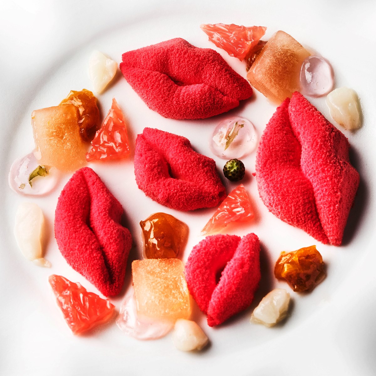 El chef-pastelero Jordi Roca, una vez más, nos enamora con sus Besos de piel de pomelo. © El Celler de Can Roca