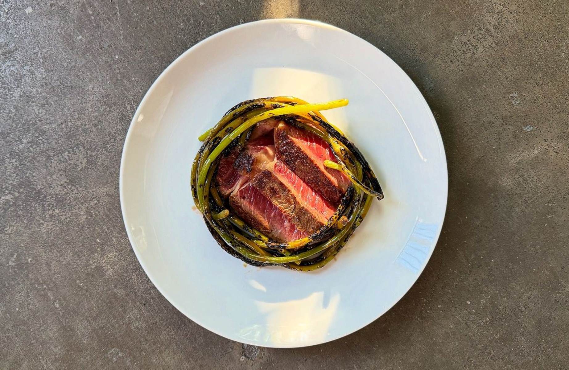 Ojo de bife madurado con koji, chiflote y demi-glace vegetal, del restaurante Julia, en Buenos Aires. © Julia 