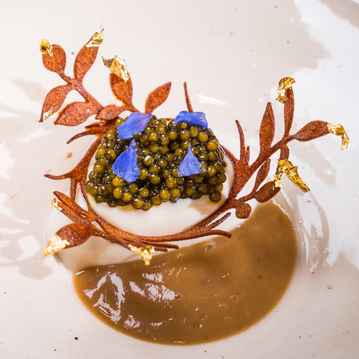 Caviar, helado de ron y salsa de plátano y mole, un postre tan atractivo como sorprendente del restaurante Amelia by Paulo Airaudo. © Óscar Oliva/Amelia by Paulo Airaudo 