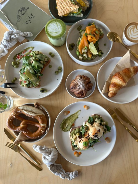 Frühstück-mit-Crispy Chili Oil Avo Eggs-Wyld.jpeg