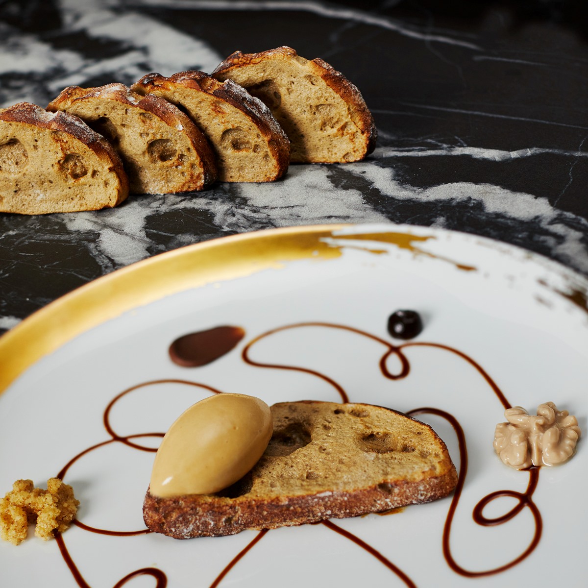 Pan de Amós con helado de hojaldre: un sorprendente postre nacido del ingenio, la investigación y el aprovechamiento en el restaurante Cenador de Amós. © Cenador de Amós 