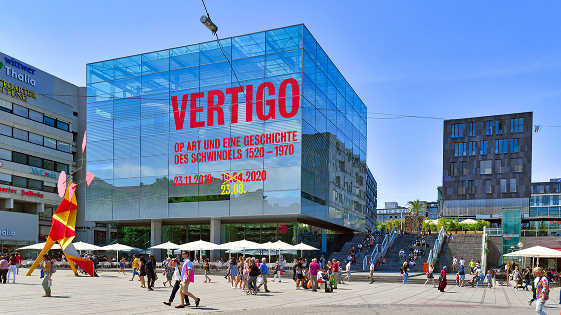 Stadtplatz "Schlossplatz" mit Museum für zeitgenössische und moderne Kunst namens "Kunstmuseum Stuttgart" am sonnigen Tag © Firn/iStock
