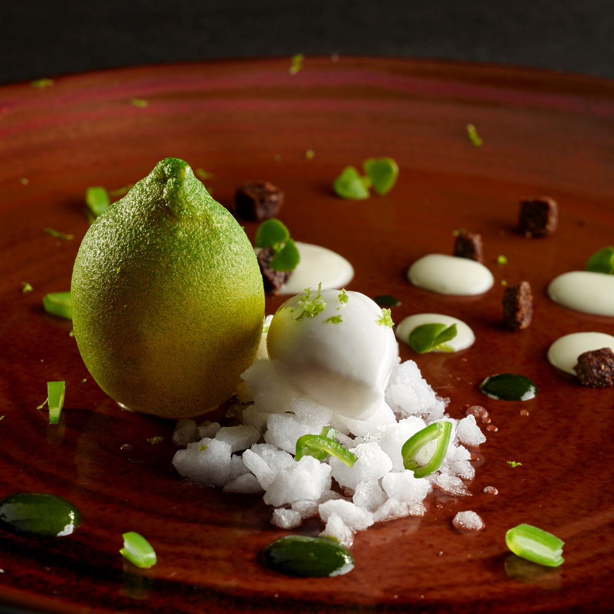 Limón con jugo de albahaca, judía verde y almendra, un clásico en constante evolución del chef Martín Berasategui. © José Luis López de Zubiría/Martín Berasategui 