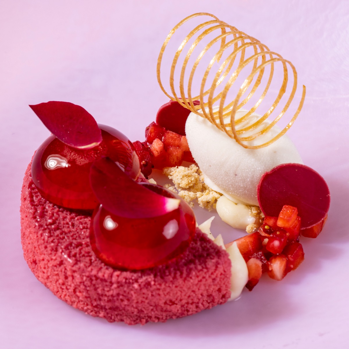 Fresas, rosas e hibiscus, un postre del chef Álvaro Salazar que conquista tanto la vista como el paladar en el restaurante Voro. © José Urbano/Voro