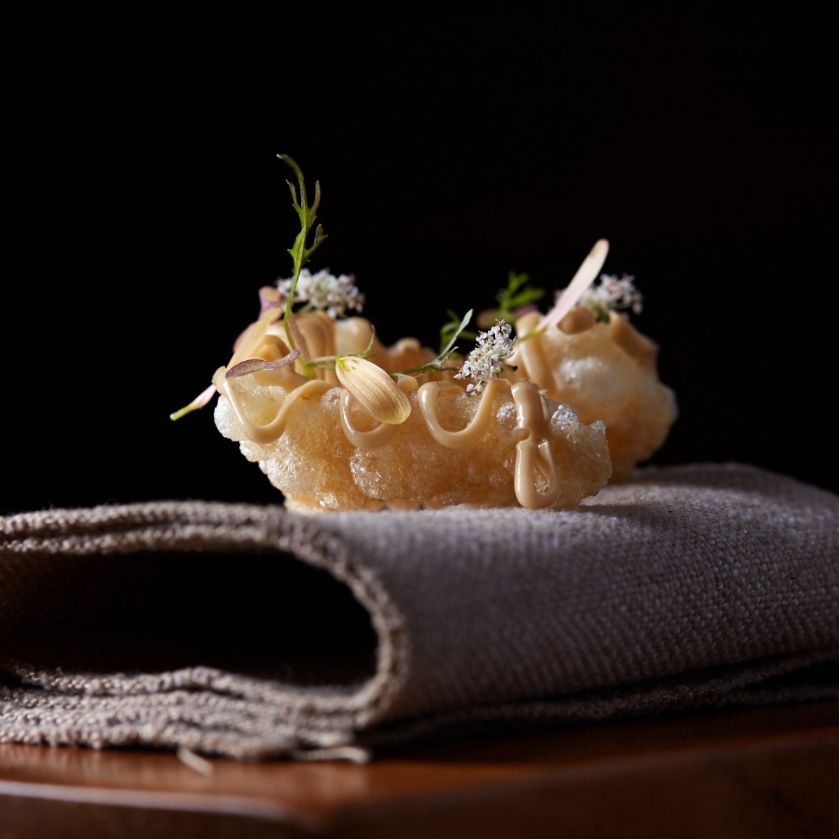 Uno de los pases de Garena, donde el chef Julen Baz juega con con el contraste dulce y salado para potenciar el sabor. © Custodio Foto/Garena