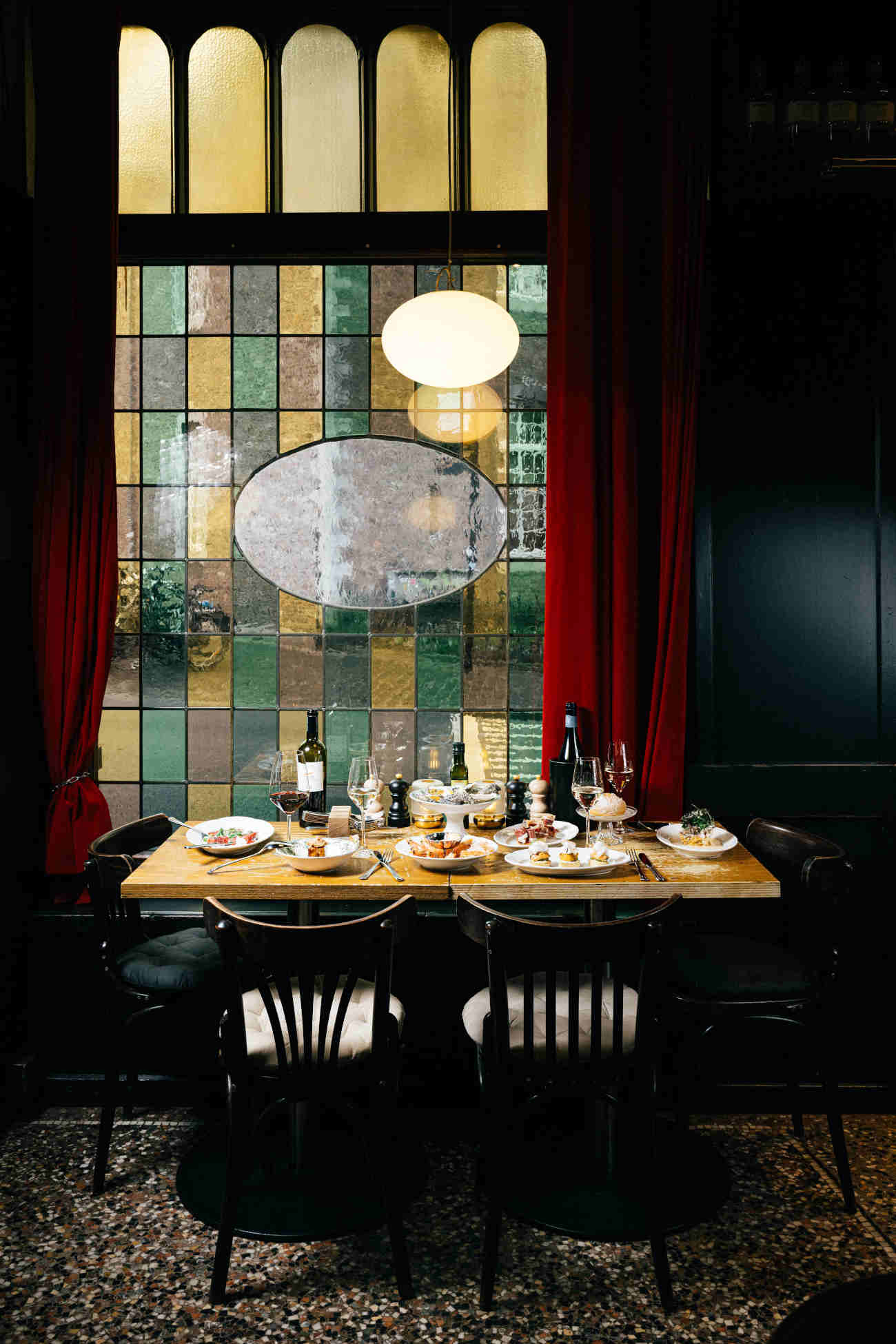 Café Sjiek is zeer Frans op z'n Limburgs, gemoedelijke sfeer incluis. © Guy Houben