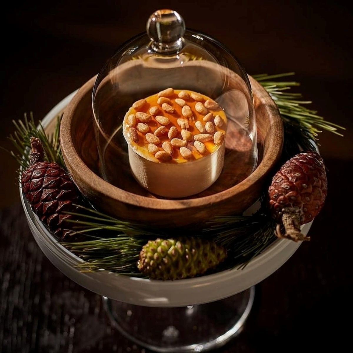 La famosa Tarta de queso ahumada del restaurante Macarraca, elaborada por el chef Josemi Martínez, ganador del primer premio en el concurso "Bocados con queso de Lactalis 2022" de Madrid Fusión Alimentos de España. © Macarraca