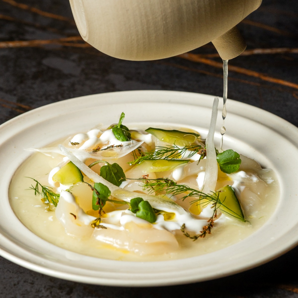 ¿Te apetece un plato fresco y ligero? Prueba el Suquet frío de vieira, pepino y yogur del restaurante Sisè. © Fran Echevarria/Sisè 