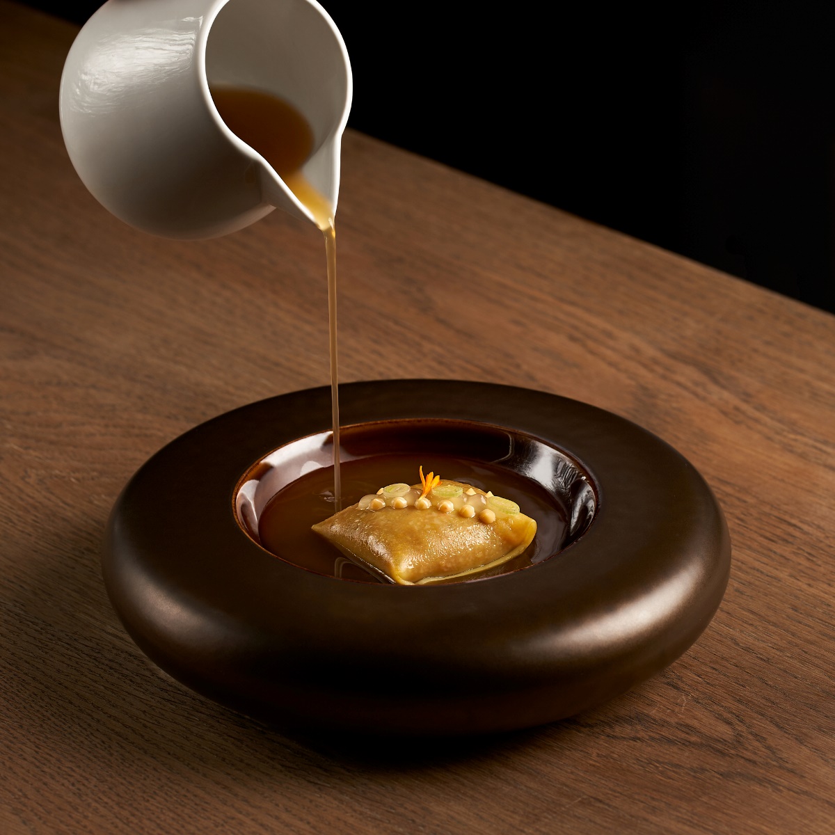 Ravioli de txangurro, preparado con centolla cocida descarnada y terminado con un caldo dashi tradicional de jamón y gel de palo cortado: un plato del restaurante Bambú, de Salamanca. © José Manuel Pascua/Bambú