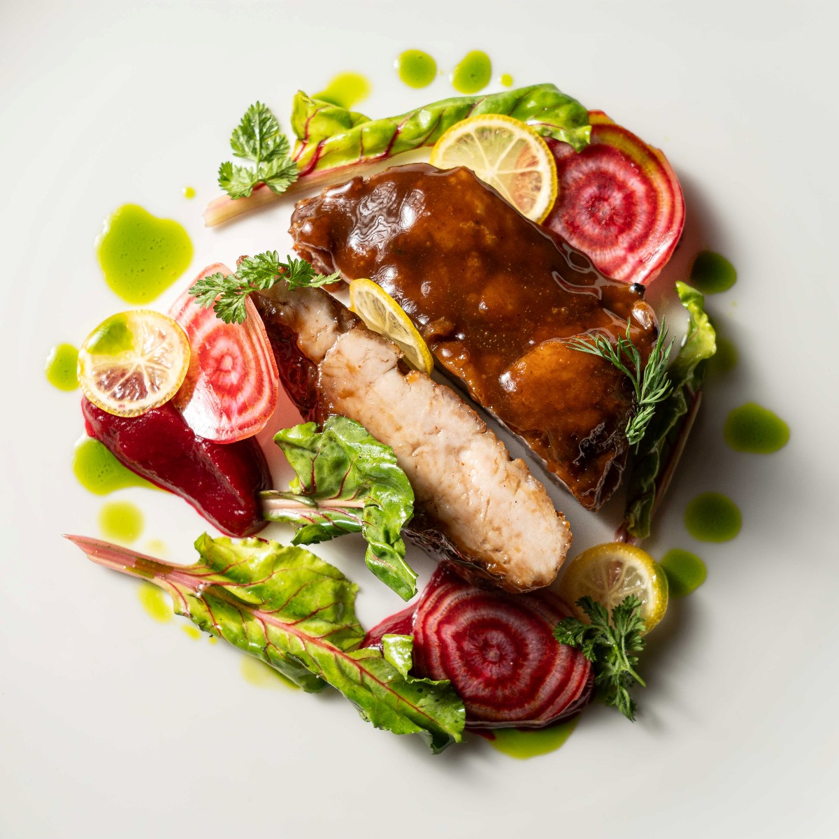 Un plato del chef Aitor Sua en el restaurante Trèsde en Madrid: Molleja a la brasa, en su versión de primavera. © Paloma Agramunt/Trèsde 