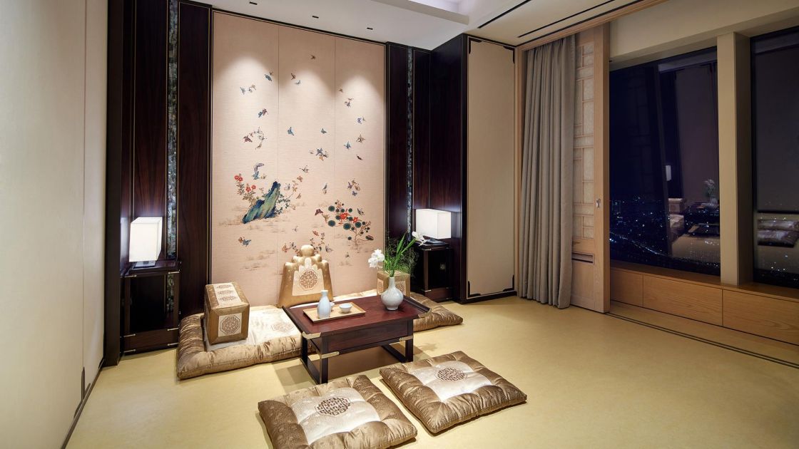 SIGNIEL Seol's Korean suite features 'ondol' underfloor heating, lattice windows and traditional furniture. © SIGNIEL Seoul