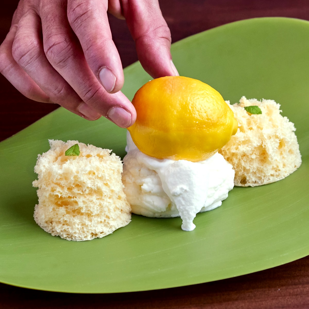 Sacándole jugo al limón, con espuma, crema, helado, bizcocho y menta, un plato emblemático del chef Adrián Caballero en el restaurante Regadeira de Córdoba. © Regadera 