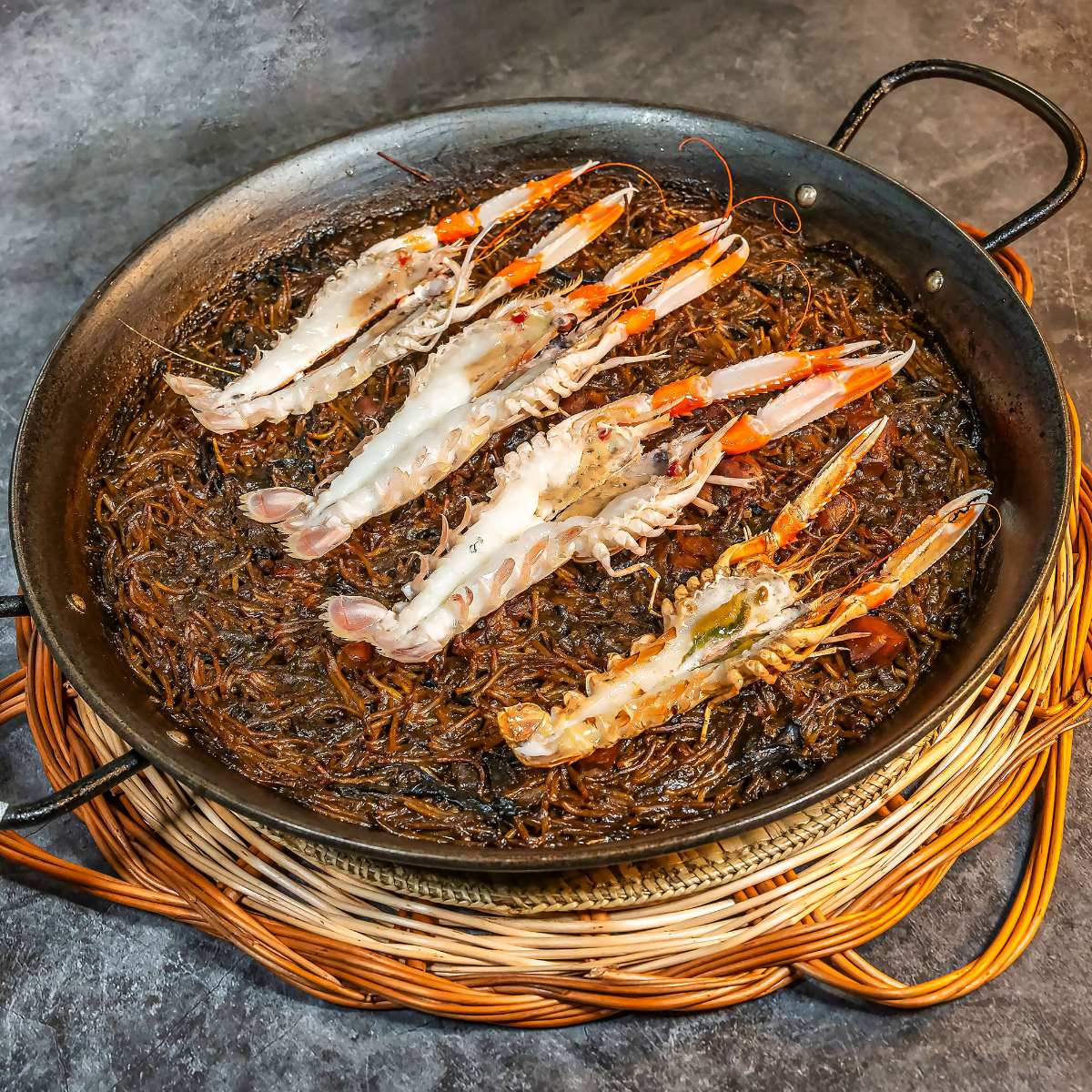 Fideuá de sepia y cigalas, una de las irresistibles propuestas de la chef Isabel Juncà en el restaurante L’Hostal de Ca l’Enric. © Roger Lleixà - VIANDA/L’Hostal de Ca l’Enric 