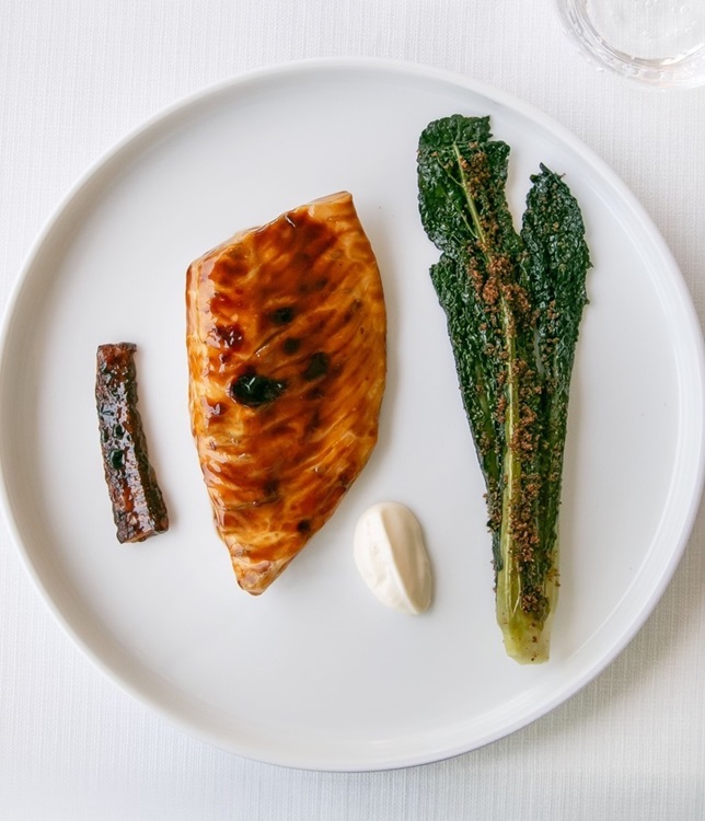 Attico sul mare_A tutto Rombo, con ciccioli di rombo, la sua maionese e cavolo nero condito con le guance essiccate del rombo