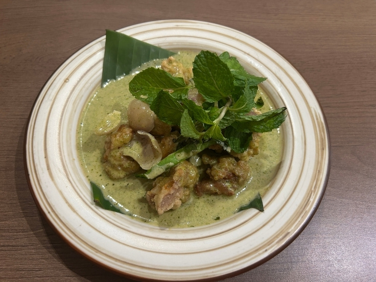 Gulainya's Creamy Basil Chicken. © The MICHELIN Guide